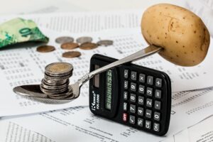 支出を抑えるための具体的な方法は？